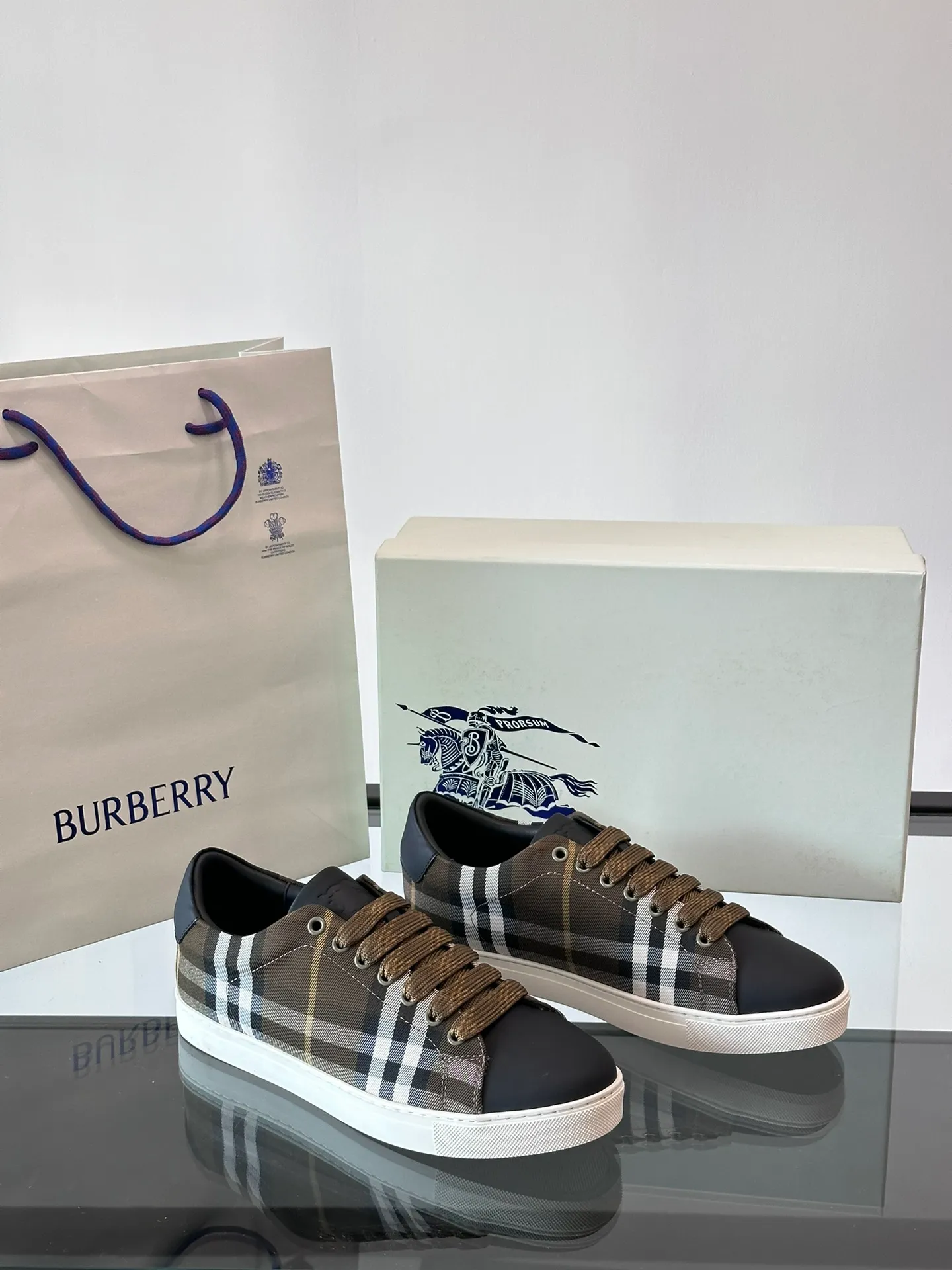 Men's shoes 💰360▫️B's men's classic low-top sneakers are reinterpreted in Vintage checkered cotton and cowhide materials, and decorated with a new brand logo. First-layer sheepskin lining, heel decorated with Burberry letter embossed logo, original outsole Size: 38-44 (customized at 45)